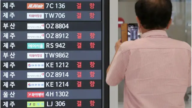 26일 김포공항 국내선 입국장 전광판에 제주도를 비롯한 국내선 항공편의 결항을 알리는 문구가 나타나고 있다. 27일 기준으로 항공편은 정상화됐다