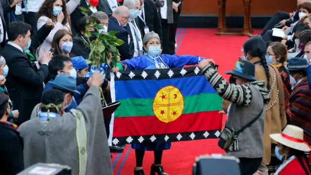 La convención constituyente, presidida por Elisa Loncón (al centro), tiene la tarea de redactar la nueva Carta Magna chilena.