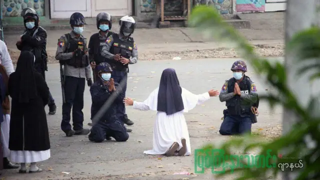 మిలిటరీకి వ్యతిరేకంగా మోకాళ్లపై కూర్చుని నిరసన తెలుపుతున్న సిస్టర్ రోజ్