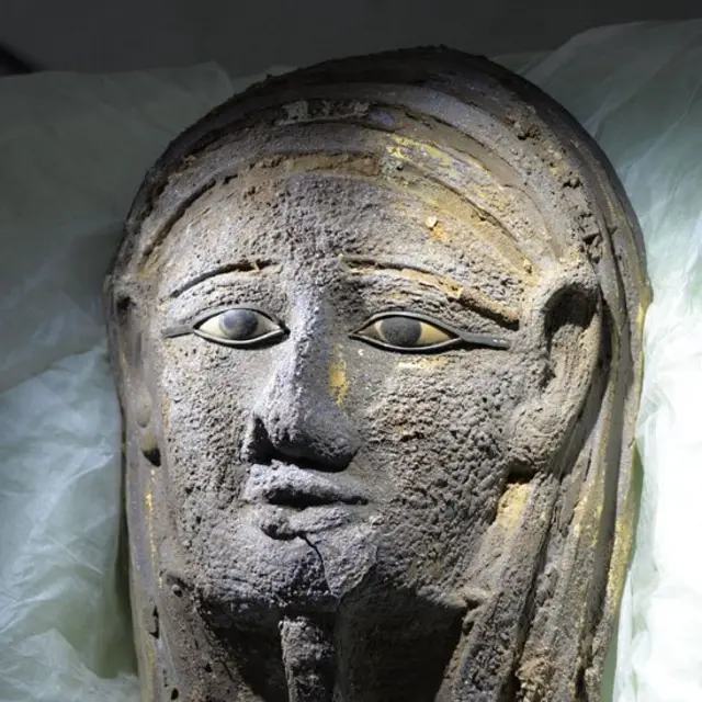 El sorprendente hallazgo en Egipto de un taller de momificación y una misteriosa máscara de plata - BBC News Mundo