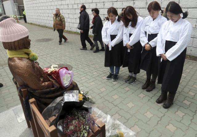 Ativistas prestam respeito a estátuacasas apostas brasilSeul