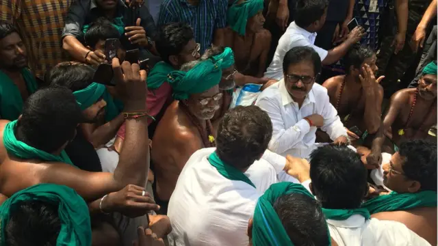 டெல்லியில் தமிழக விவசாயிகள் போராட்டம்