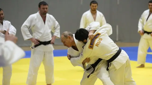Putin faz exibição com atletas de judô