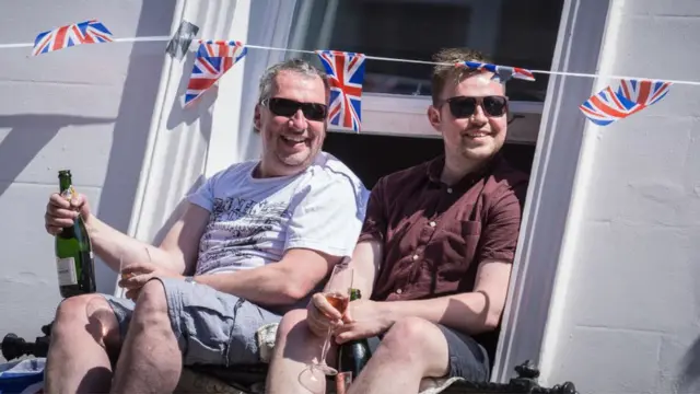 В день королевской свадьбы игристое лилось рекой