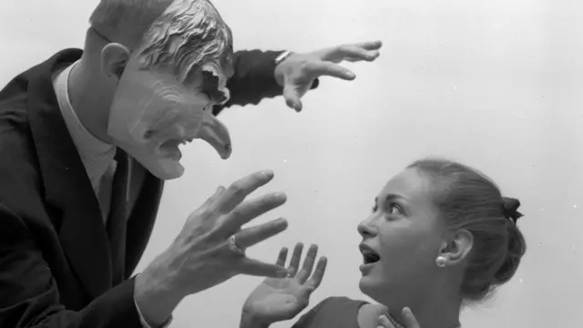 অনেক সময় ভয় দেখিয়েও হেঁচকি থামানো সম্ভব বলে মনে করেন চিকিৎসকরা