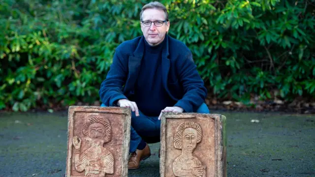 Brand con dos piedras robadas hace 15 años