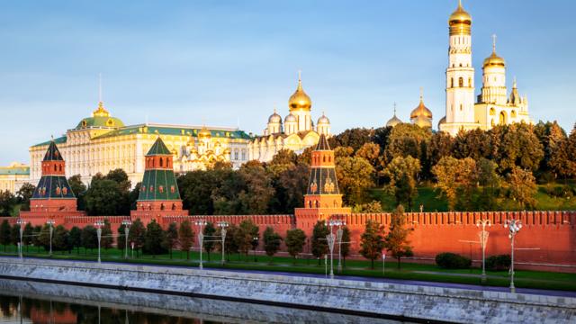 As muralhas vermelhas ameadas do Kremlin em Moscou