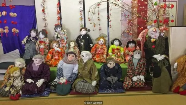 "Saya mulai membuat orang-orangan sawah untuk mengenang [penduduk desa yang meninggal] dan untuk menjaga mereka tetap hidup."