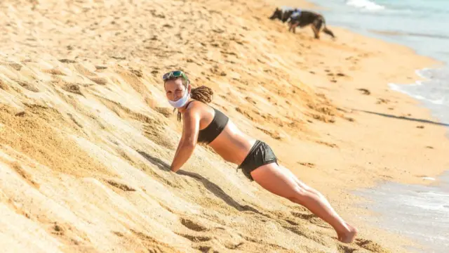 На пляже в Барселоне