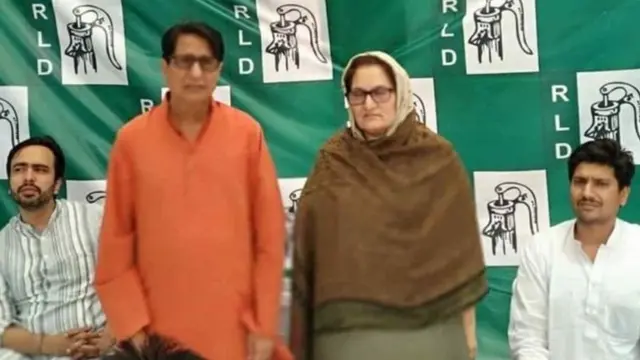 ચૌધરી અજિત સિંહ તેમના પક્ષનાં ઉમેદવાર તબસ્સુમ હસન સાથે