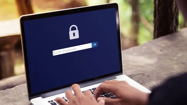 Pantalla de computadora con el símbolo de un candado