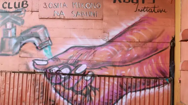 Pintura en una pared de unas manos lavándose las manos.