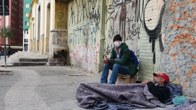 Osvaldo Pereira e o amigo Claudinei França Cruz na calçada onde dormem no centropaysandu betnacionalSão Paulo