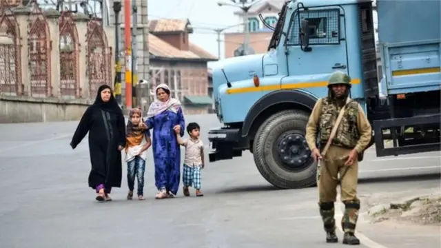 শ্রীনগরে সেনা টহলের মধ্যেই সাধারণ মানুষের দৈনন্দির জীবনযাপন