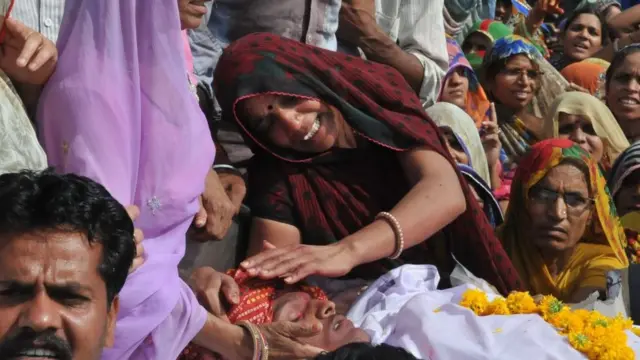 मंदसौर में सड़क पर उतरे किसान