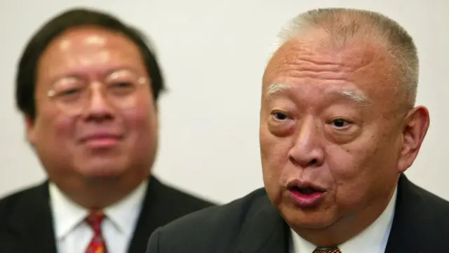 何志平（左）与董建华（右）会见记者（20/1/2005）