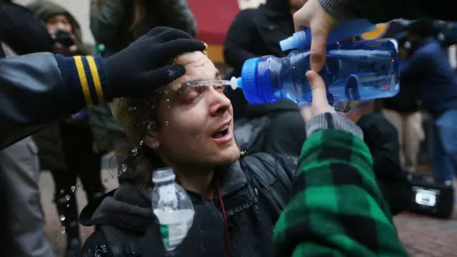 Un manifestante es rociado con agua en medio de las protestas en Washington