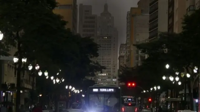 Ônibusspot betavenida no centrospot betSão Paulo durante a tarde no diaspot betque fumaçaspot betincêndio na Amazônia atingiu a cidade