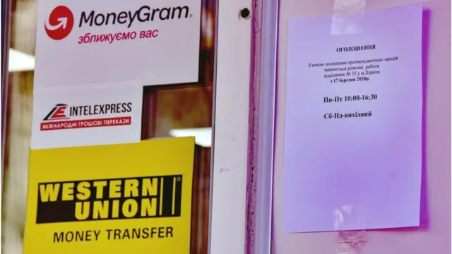 Цього року українські трудові мігранти перерахують додому на 2 млрд доларів менше. Як мінімум