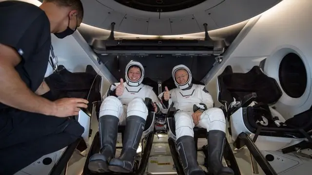 Astronautas dentro da Crew Dragon