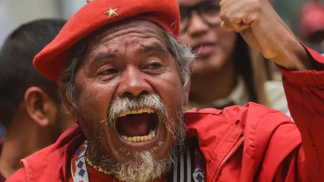 Hombre simpatizante del gobierno.