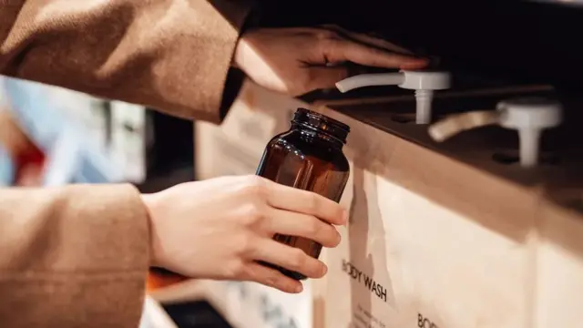 욕실 제품의 용기는 샤워와 관련된 환경 영향 물질 배출량에 꽤 영향을 준다. 그래서 리필이 가능한 용기를 사용하면 배출량을 줄일 수 있다