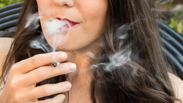 Жінка курить