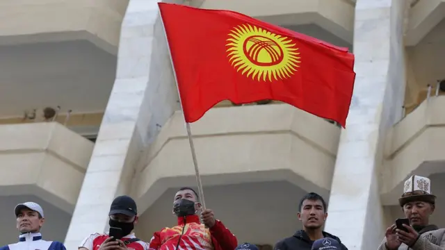 Сторонники Жапарова празднуют отставку президента