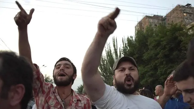 Сторонники захвативших отделение полиции протестуют перед полицейским кордоном