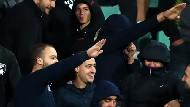 Les supporters bulgares saluent les nazis lors d'un match contre l'Angleterre