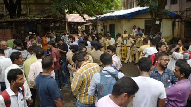 மும்பை ரயில் நிலையங்கள் மரண பொறிகளாக மாறியது ஏன்?