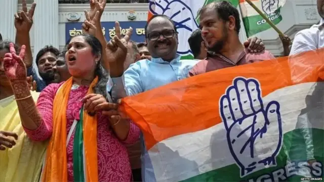 कर्नाटक में जीत के बाद जश्न मनाते कांग्रेस के कार्यकर्ता