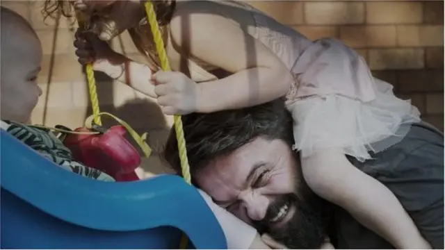 দুই সন্তানের সঙ্গে খেলছেন অ্যালেক্স লাগুনা