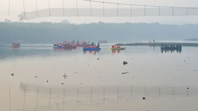 இதில் உயிரிழந்தவர்களின் குடும்பங்களுக்கு குஜராத் முதல்வர், பிரதமர் நரேந்திர மோதி மற்றும் பல்வேறு அமைச்சர்கள் தங்கள் இரங்கல்களைத் தெரிவித்துள்ளனர்