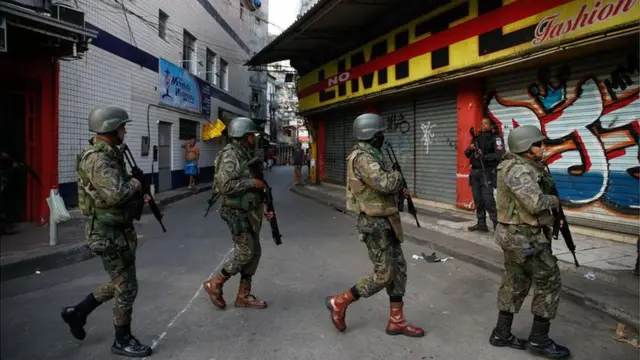 Militares fazem operação na favela da Rocinha após guerra entre quadrilhas rivais de traficantes pelo controle da área em 22/09/2017