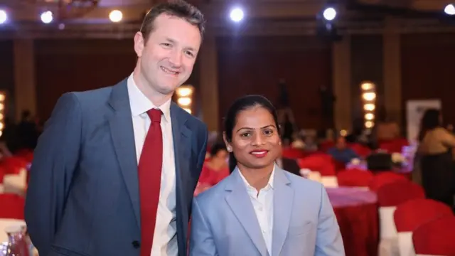 బీబీసీ వరల్డ్ సర్వీస్ డైరెక్టర్ జేమీ ఆంగస్‌తో ప్రముఖ క్రీడాకారిణి ద్యుతీ చంద్