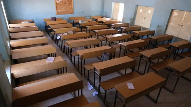 Burós vacíos en la escuela.