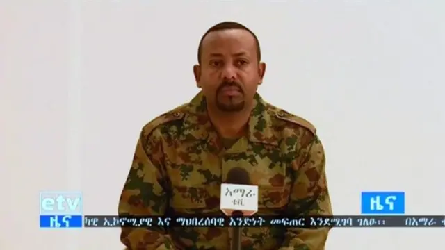 Minisitiri w'intebe wa Ethiopia, Abiy Ahmed, yagaragaye kuri televiziyo y'igihugu yambaye imyenda ya gisirikare