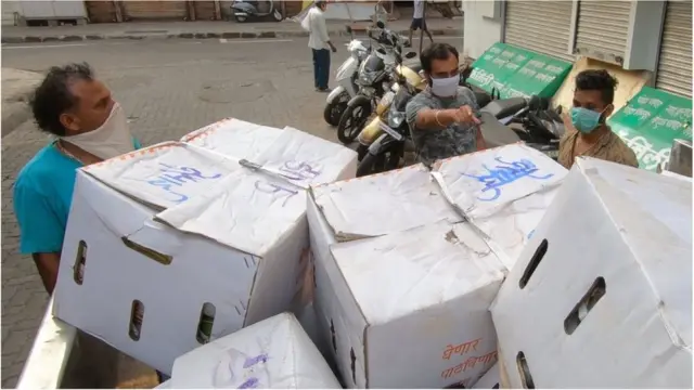 आंबे ग्राहकांपर्यंत पोहोचवणं तेही वेळेत, सर्वांत मोठं काम आहे