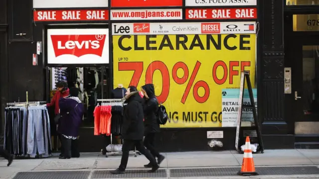 Una tienda con anuncios de descuento en Estados Unidos.