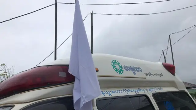 အလံဖြူထောင်ပြီးသွားတဲ့ ပရဟိတကား သေနတ်နဲ့ အချက်များစွာအပစ်ခံရ