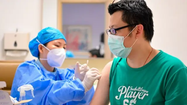 К концу года китайские власти рассчитывают привить от Covid-19 70% населения