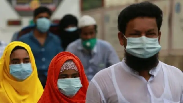 মুখে মাস্ক পরা কয়েকজন ব্যক্তি