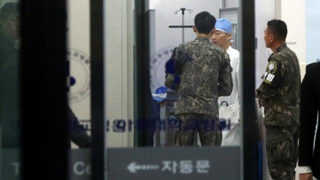 韩国军方人员到医院了解被枪伤的朝鲜士兵的情况