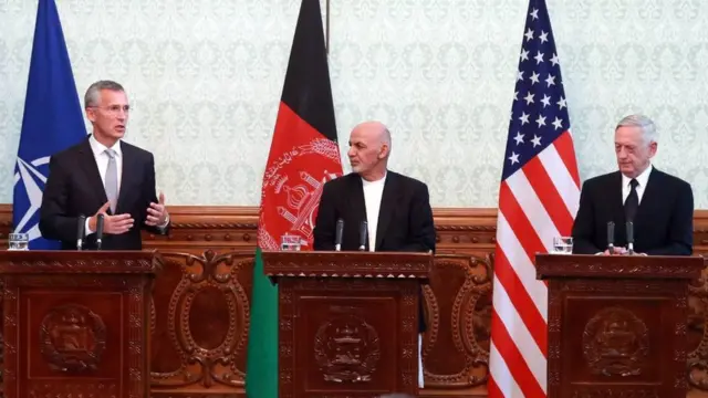 دبیرکل ناتو (چپ)