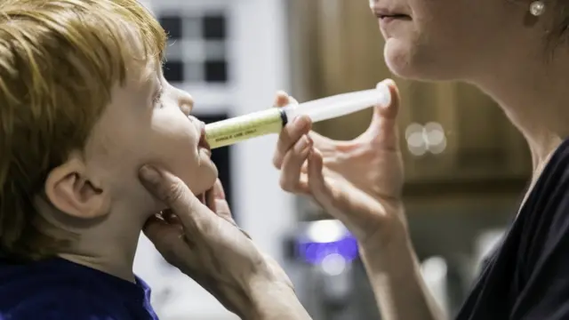 Niño tomando penicilina