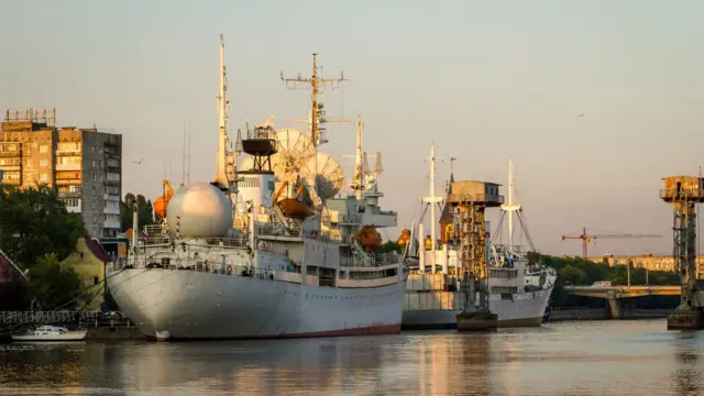 Fotografia colorida mostra dois navios parados no portopoker 888 bonus codeKaliningrado sob um céu do crepúsculo