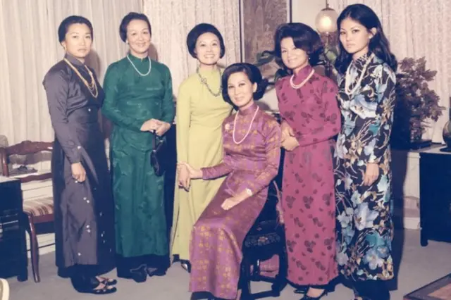 एना शेनॉल दोस्तों के साथ