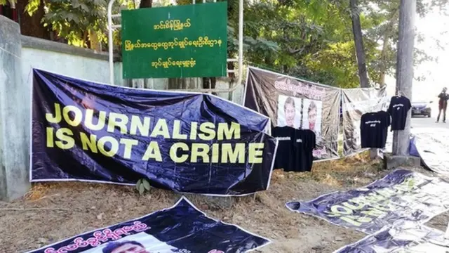 တရားရုံးရှေ့မှာ သတင်းလွတ်လပ်ခွင့် အတွက် ဆန္ဒဖော်ထုတ်