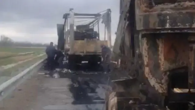 Скриншот видео с сожженными большегрузами